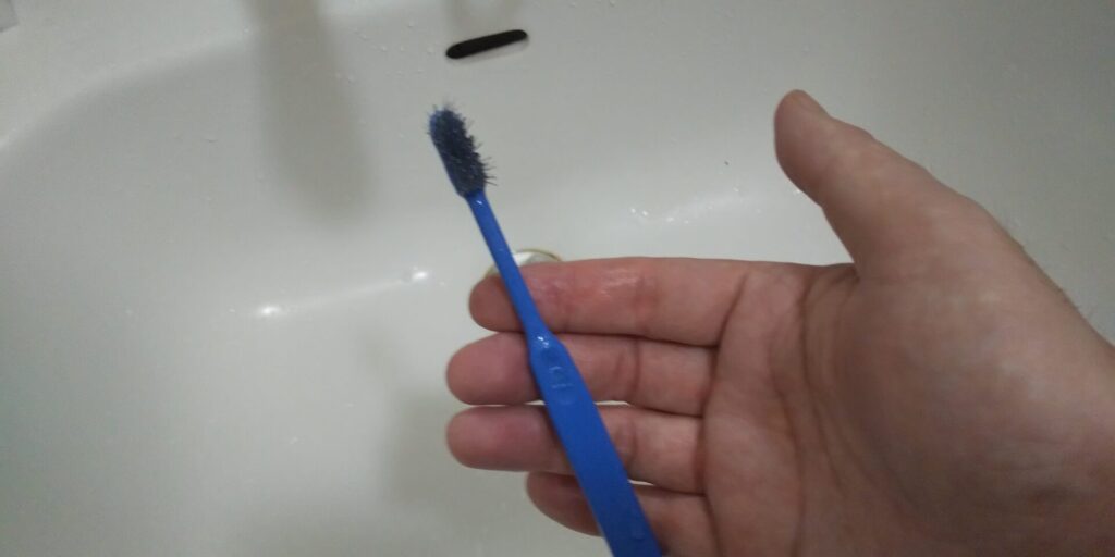 歯ブラシで汚れを落とす