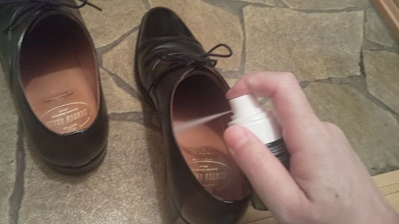靴のニオイ対策はパウダー式スプレーがオススメ【湿気と原因菌を除去】