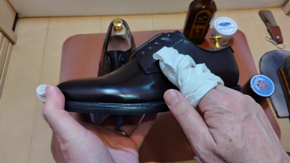 新品の革靴をクリーナーで汚れ落し-jpg