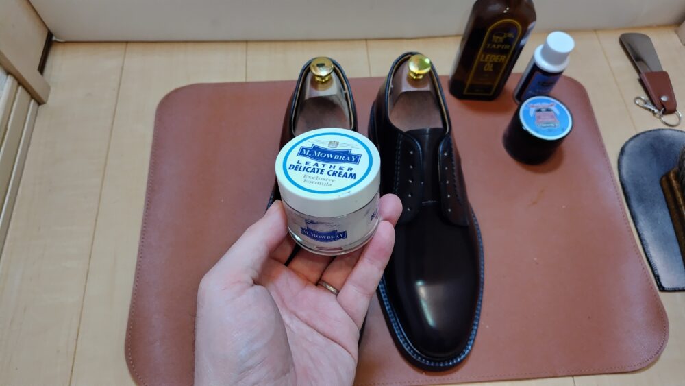 新品の革靴にデリケートクリームを塗布-jpg