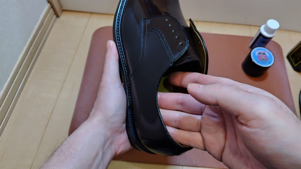 新品の革靴の内側にデリケートクリームを塗布-jpg