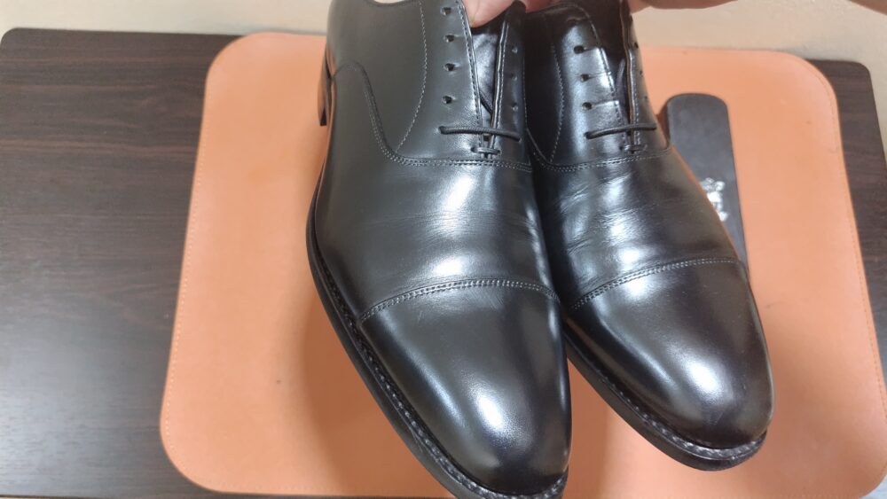 靴磨き後の革靴-jpg