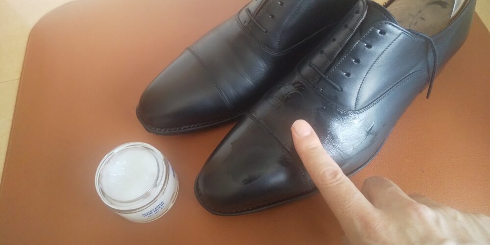 デリケートクリームを塗る靴-jpg