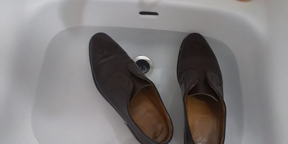 お湯に革靴を入れる-jpg