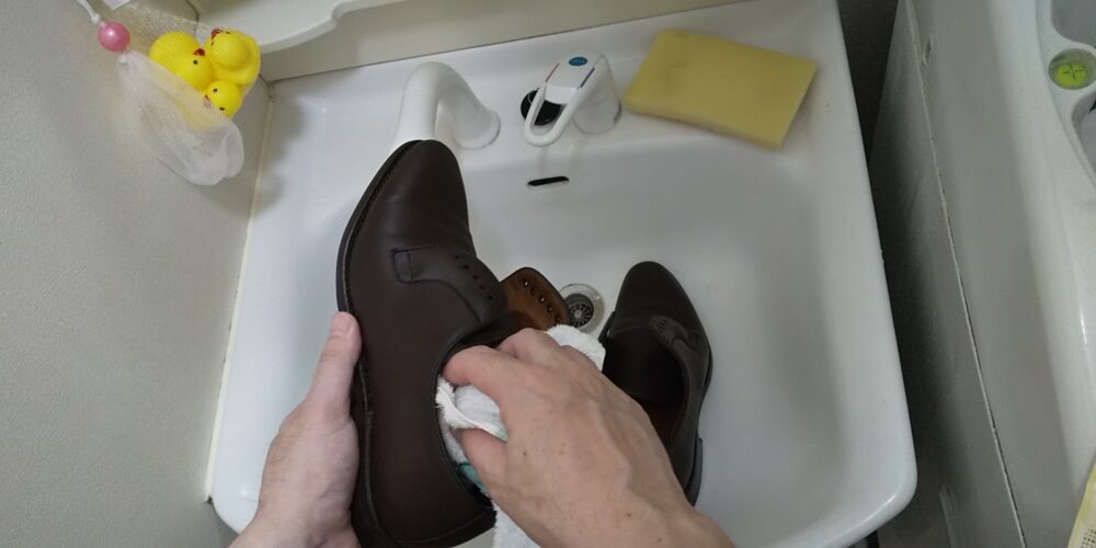 タオルで靴の水気を取る-jpg