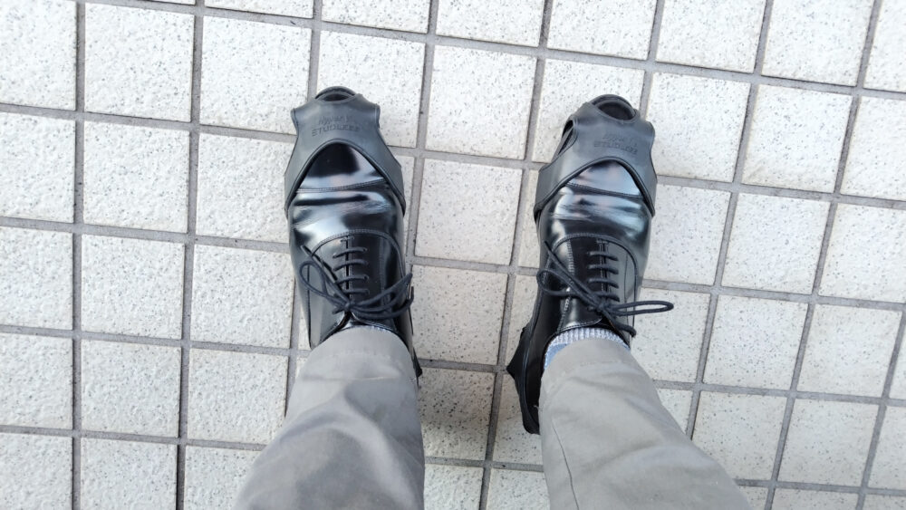 HyperVスタッドレスソールを装着した靴を履いた様子-jpg